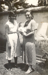 25 febr 35 met mammie en zuster Loes in de tuin